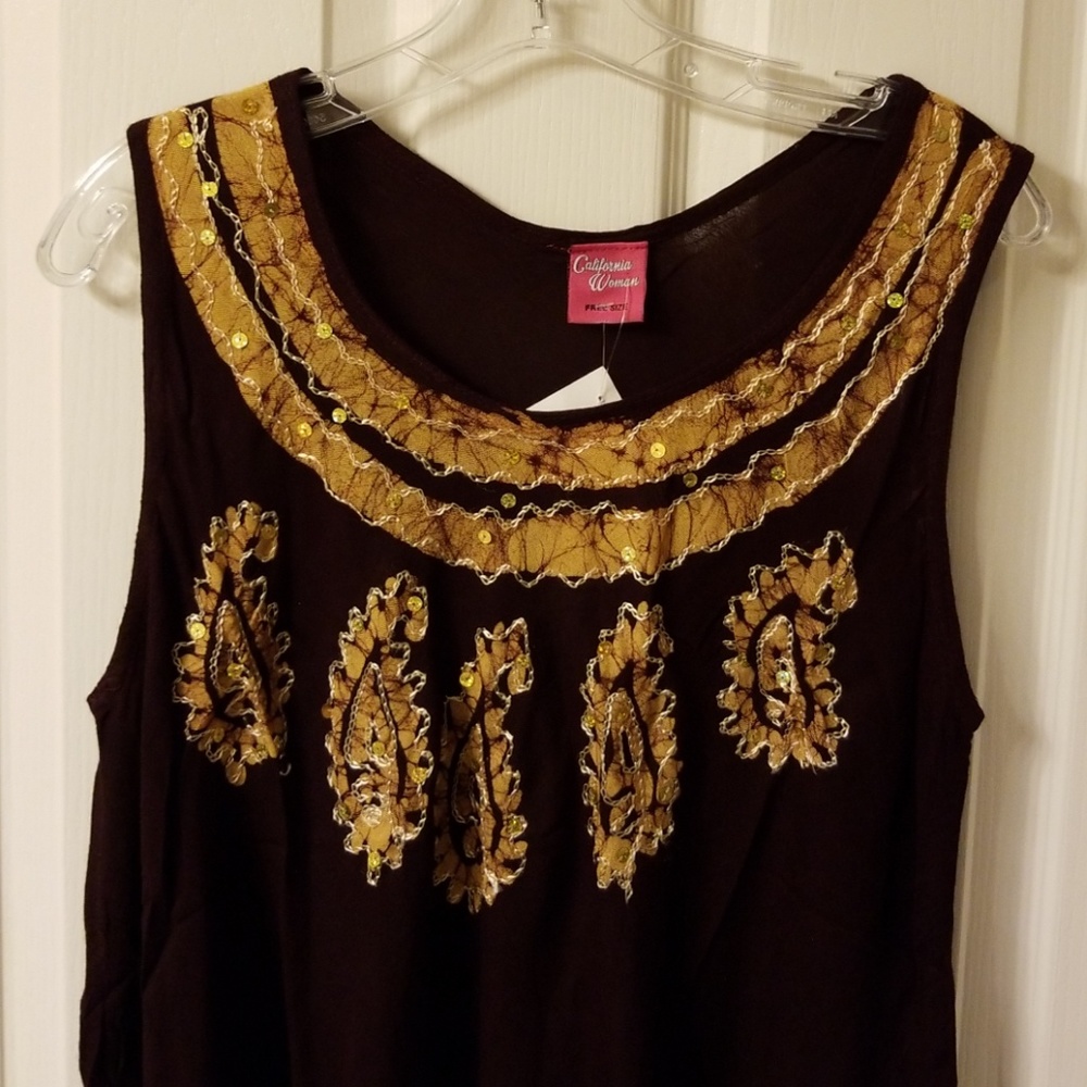 NWT CALIFORNIA WOMAN MAROON SLEEVELESS BLOUSE